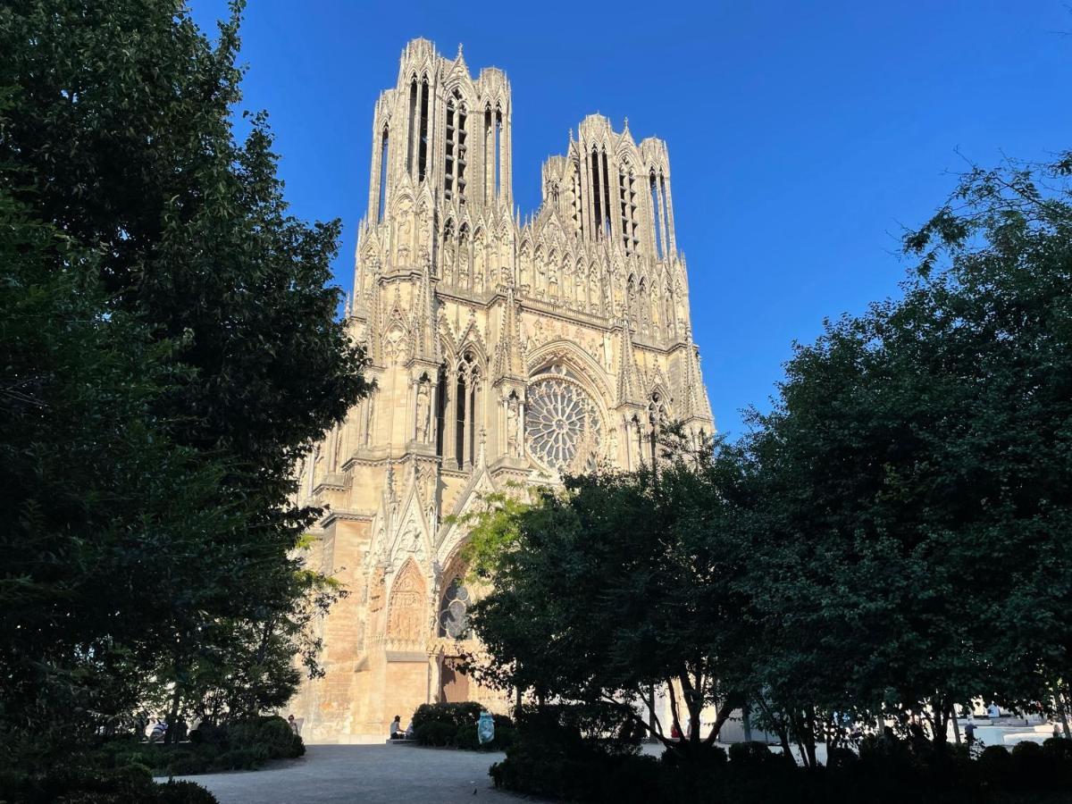 Charme De L'Ancien Pour Cet Appartement Entierement Renove Dans L'Hypercentre De Reims Bagian luar foto
